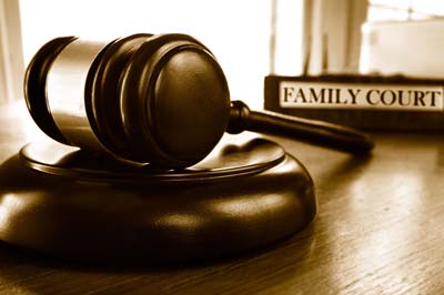 How-will-the-court-decide-who-the-children-live-with divorce court room, gavel on desk