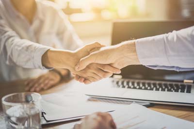 What-should-I-expect-during-the-Initial-Consultation Shaking hands after a free Dallas divorce case consultation