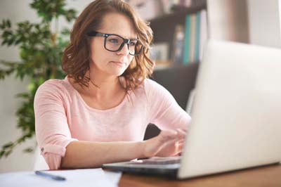 Will-there-be-spousal-support-or-alimony-ordered young lady researching if alimony will be ordered during a Dallas divorce case
